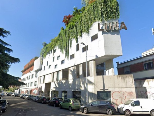 locale commerciale in vendita a Milano in zona Lambrate