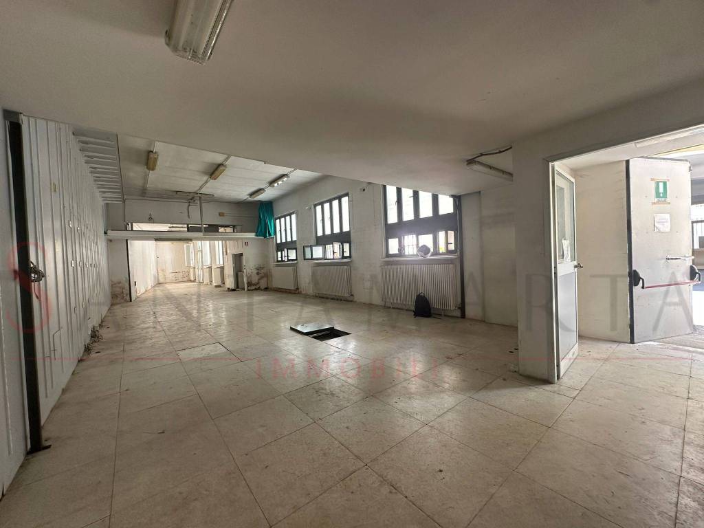 locale commerciale in vendita a Milano