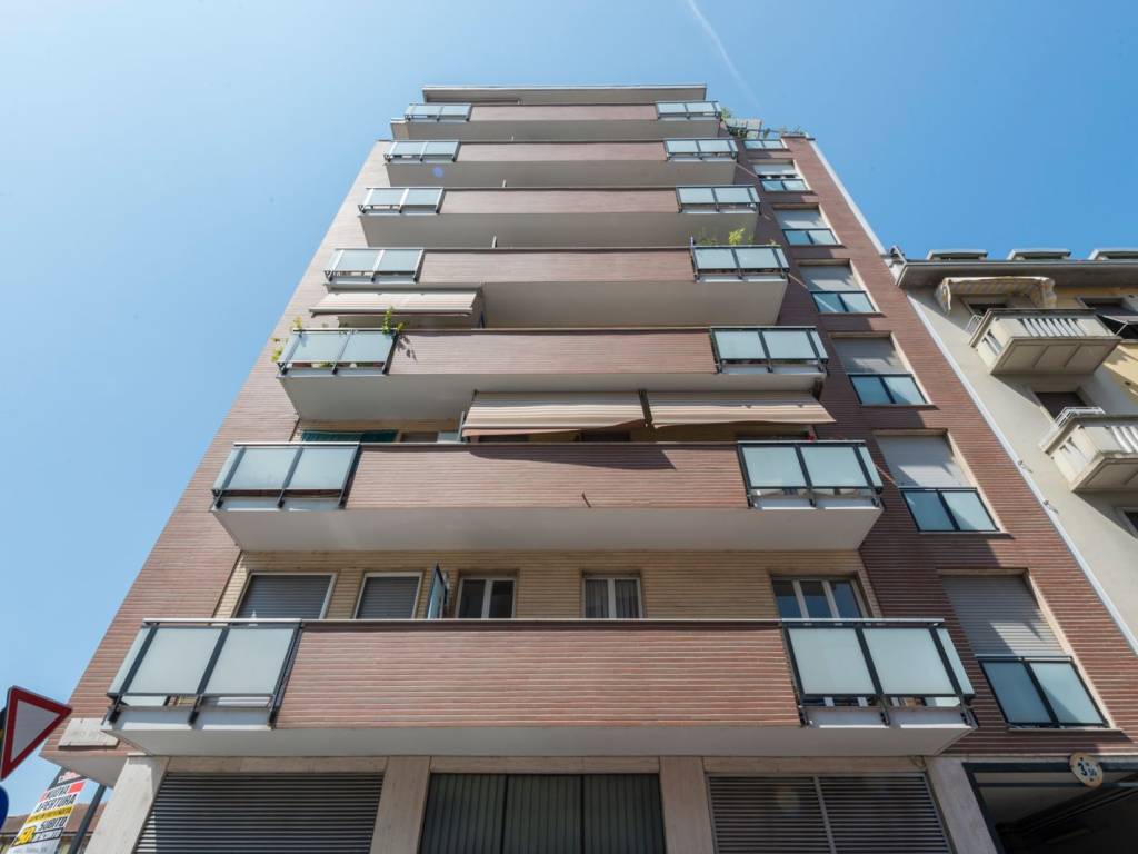 negozio in vendita a Milano in zona Barona