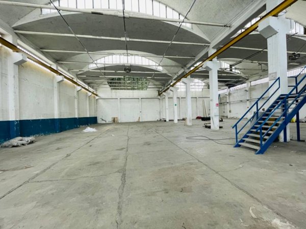 locale commerciale in vendita a Milano in zona Affori