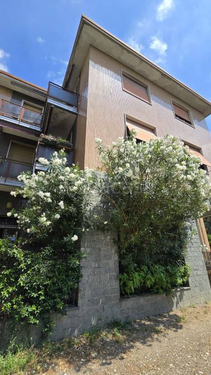 intera palazzina in vendita a Milano in zona Baggio