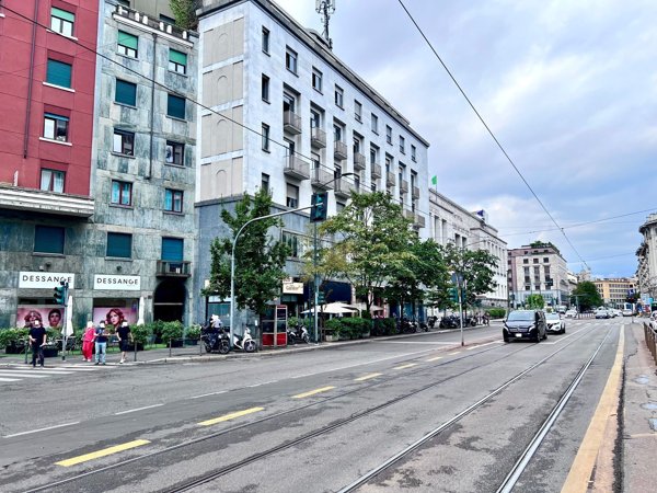 negozio in vendita a Milano in zona Guastalla