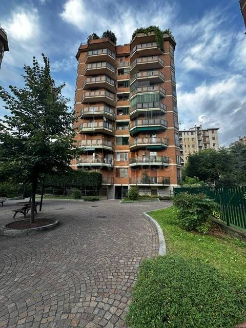 appartamento in vendita a Milano in zona Lorenteggio