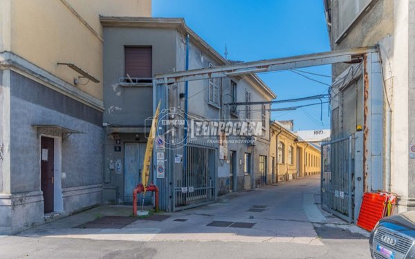 capannone in vendita a Milano in zona Quarto Oggiaro
