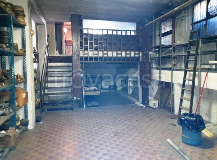 locale commerciale in vendita a Milano in zona Corvetto