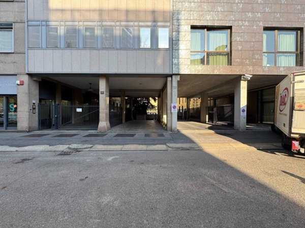 negozio in vendita a Milano in zona Porta Vigentina