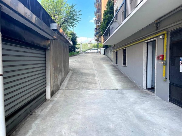 negozio in vendita a Milano in zona Quarto Oggiaro