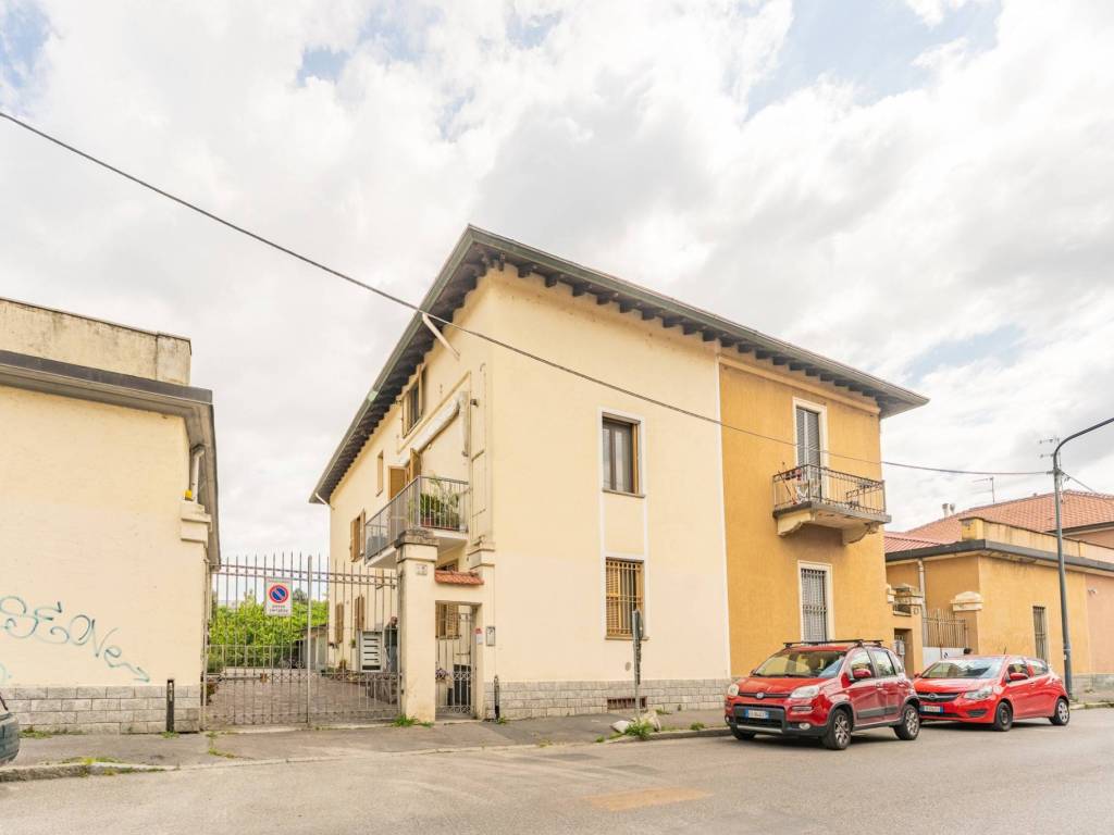 appartamento in vendita a Milano in zona Famagosta