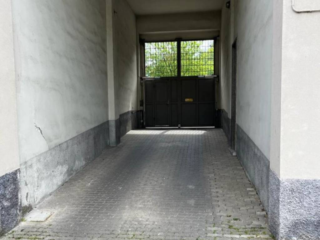 locale commerciale in vendita a Milano in zona Corvetto