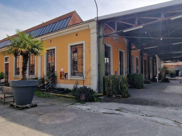 negozio in vendita a Milano in zona Crescenzago
