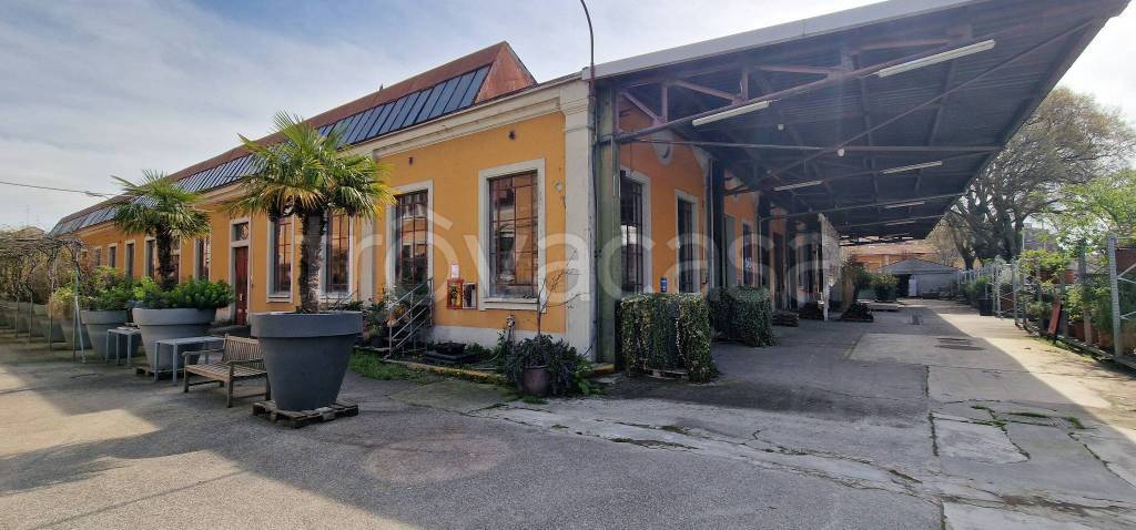 negozio in vendita a Milano in zona Crescenzago