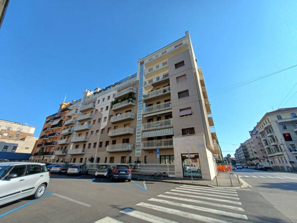 locale commerciale in vendita a Milano in zona Isola