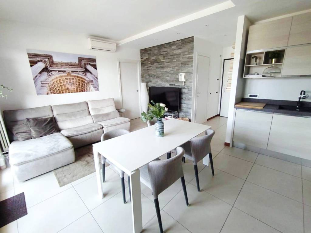 appartamento in vendita a Milano in zona Restocco Maroni