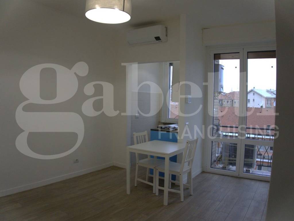 appartamento in vendita a Milano in zona Lorenteggio