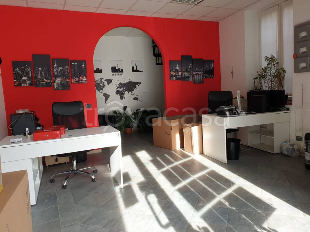 negozio in vendita a Milano in zona Quarto Oggiaro