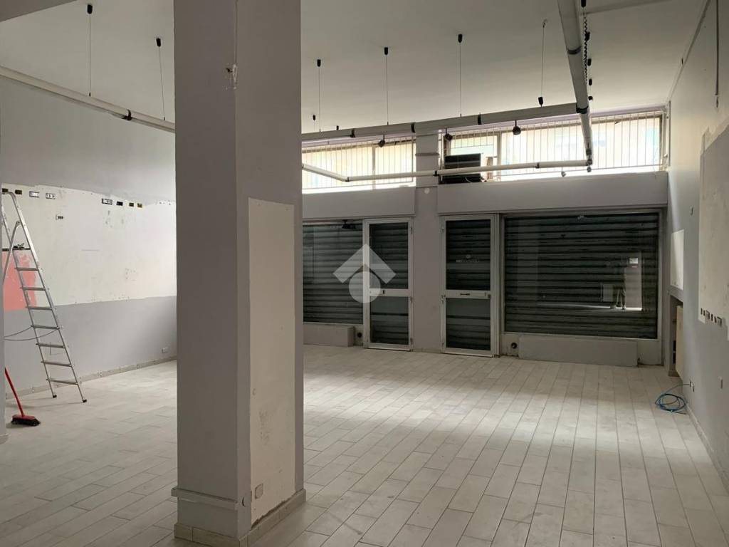 negozio in vendita a Milano in zona Lorenteggio