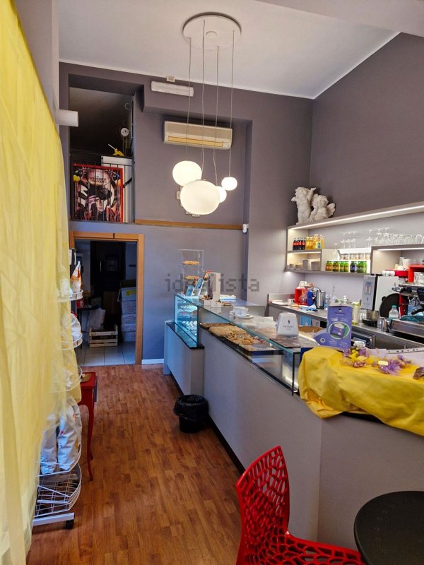 negozio in vendita a Milano in zona Famagosta