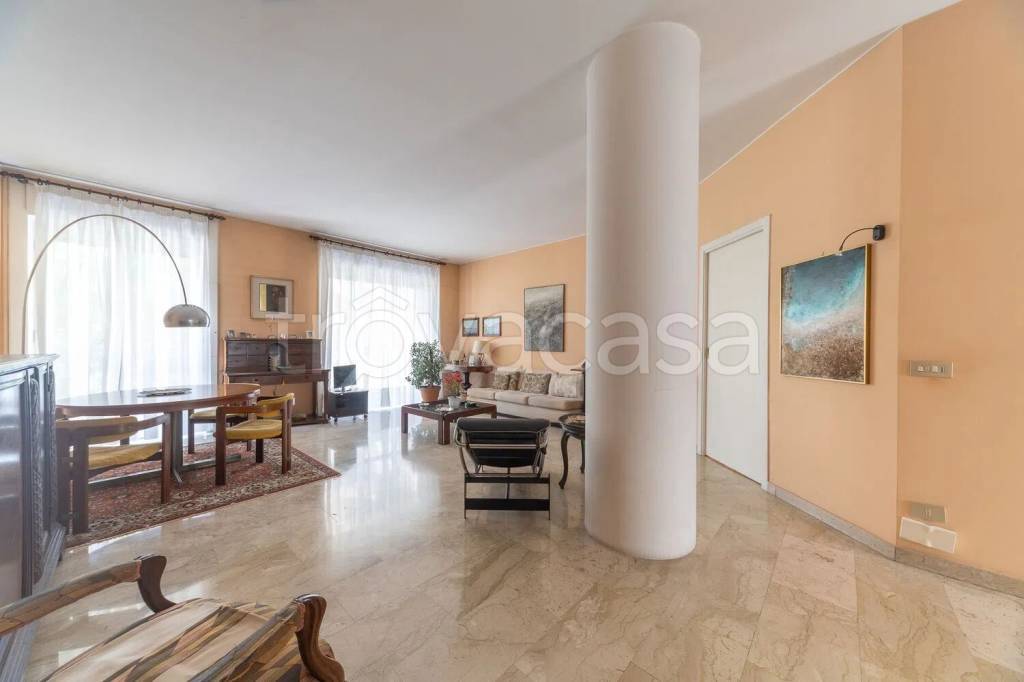 appartamento in vendita a Milano in zona Città Studi