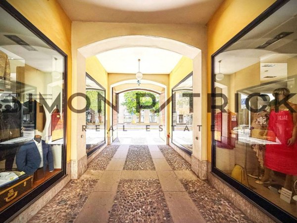 negozio in vendita a Milano in zona Città Studi