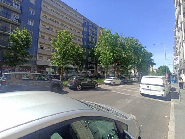 negozio in vendita a Milano in zona Lorenteggio