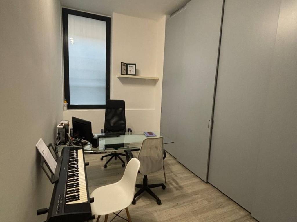 ufficio in vendita a Milano in zona Guastalla