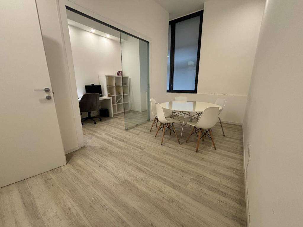 ufficio in vendita a Milano in zona Guastalla
