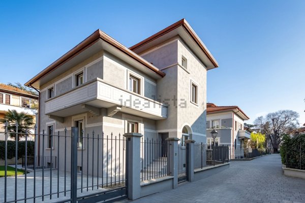 casa indipendente in vendita a Milano in zona Città Studi