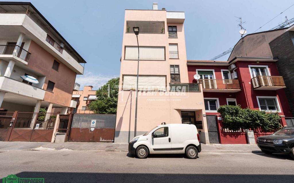 locale commerciale in vendita a Milano in zona Crescenzago