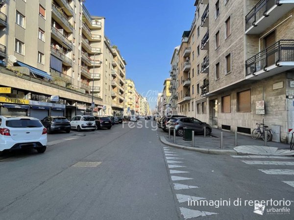 negozio in vendita a Milano in zona Barona