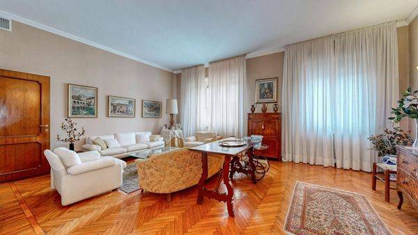 appartamento in vendita a Milano in zona Guastalla