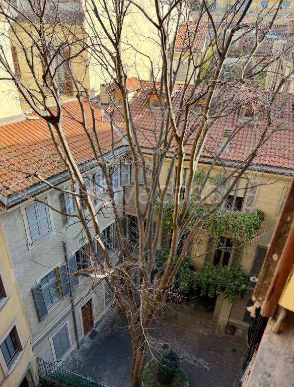 appartamento in vendita a Milano in zona Sant'Ambrogio