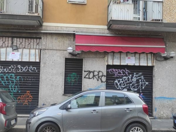 negozio in vendita a Milano in zona Barona