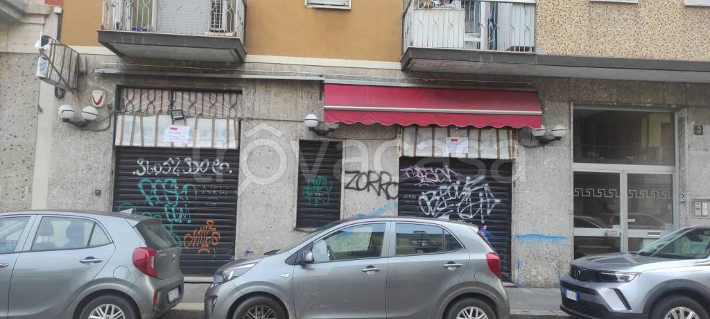 negozio in vendita a Milano in zona Barona