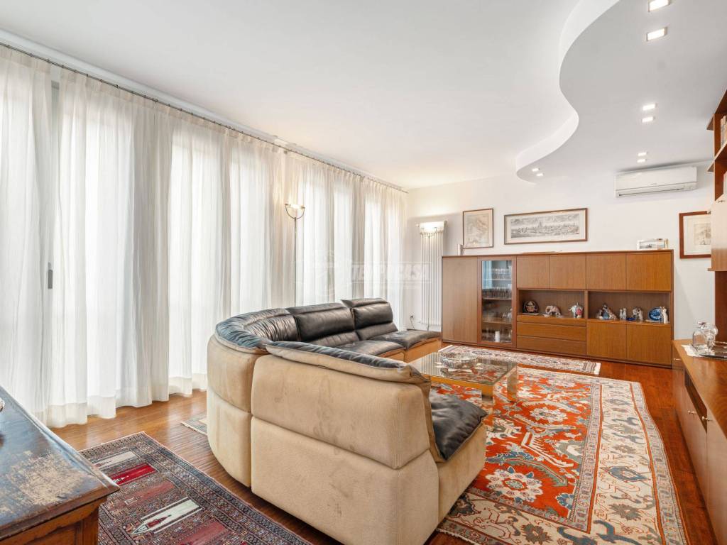 appartamento in vendita a Milano in zona Cinque Giornate