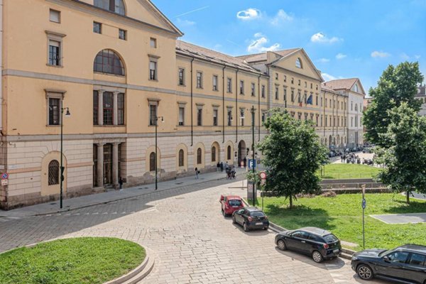 appartamento in vendita a Milano in zona Sant'Ambrogio
