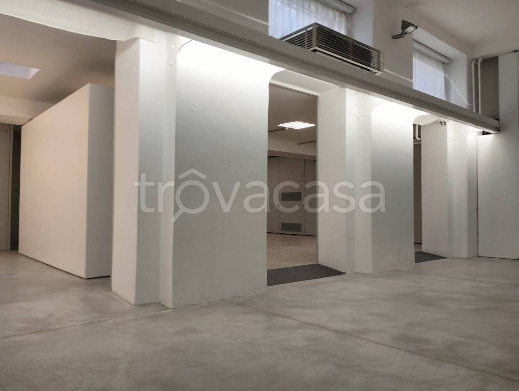 locale commerciale in vendita a Milano in zona Città Studi
