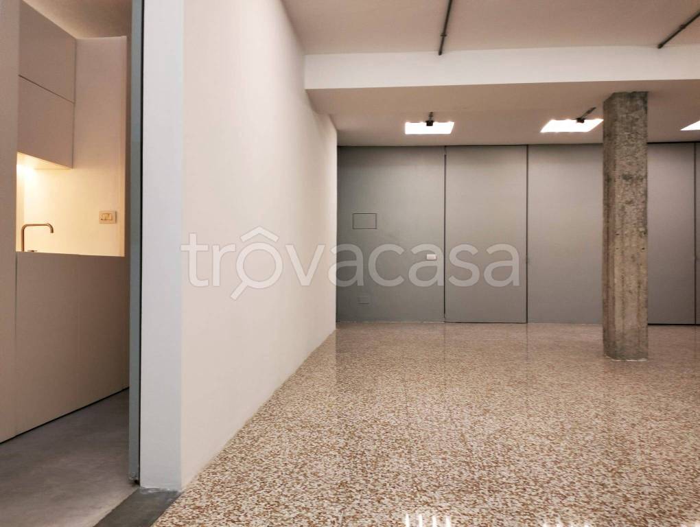 locale commerciale in vendita a Milano in zona Città Studi