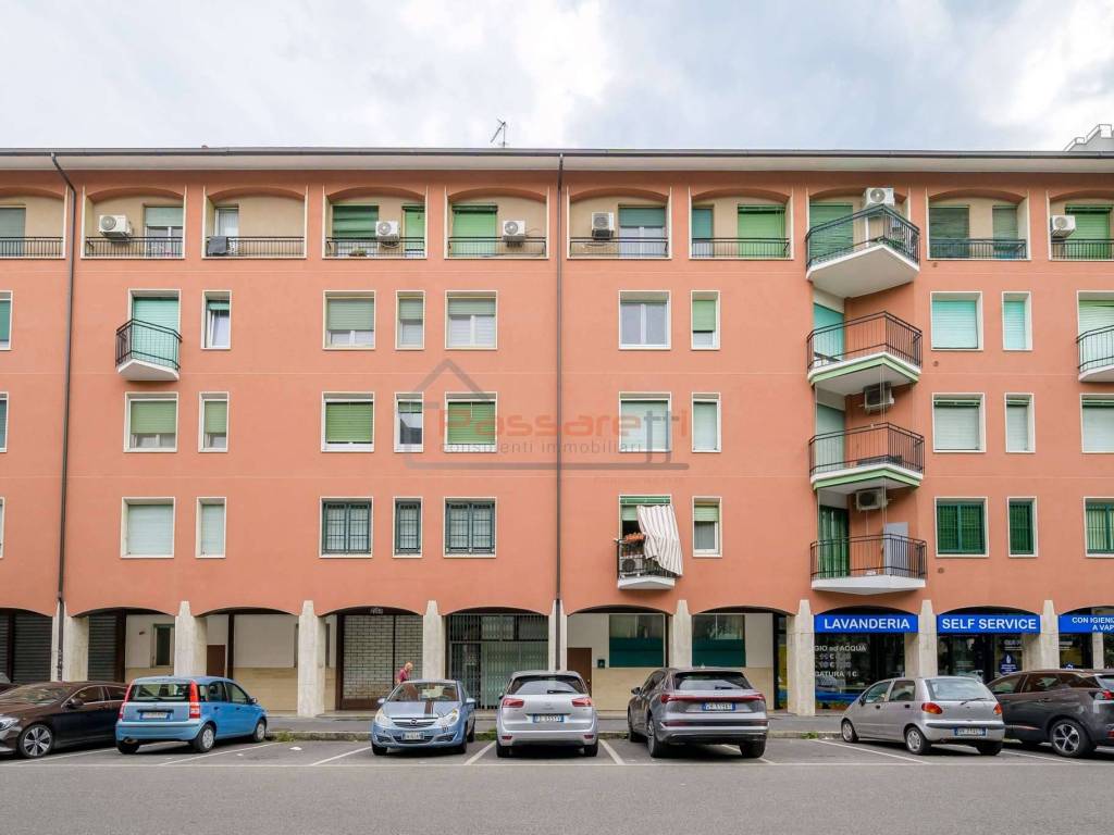 appartamento in vendita a Milano in zona Baggio