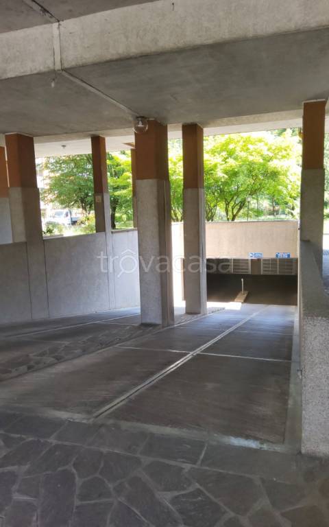 locale commerciale in vendita a Milano in zona Gratosoglio