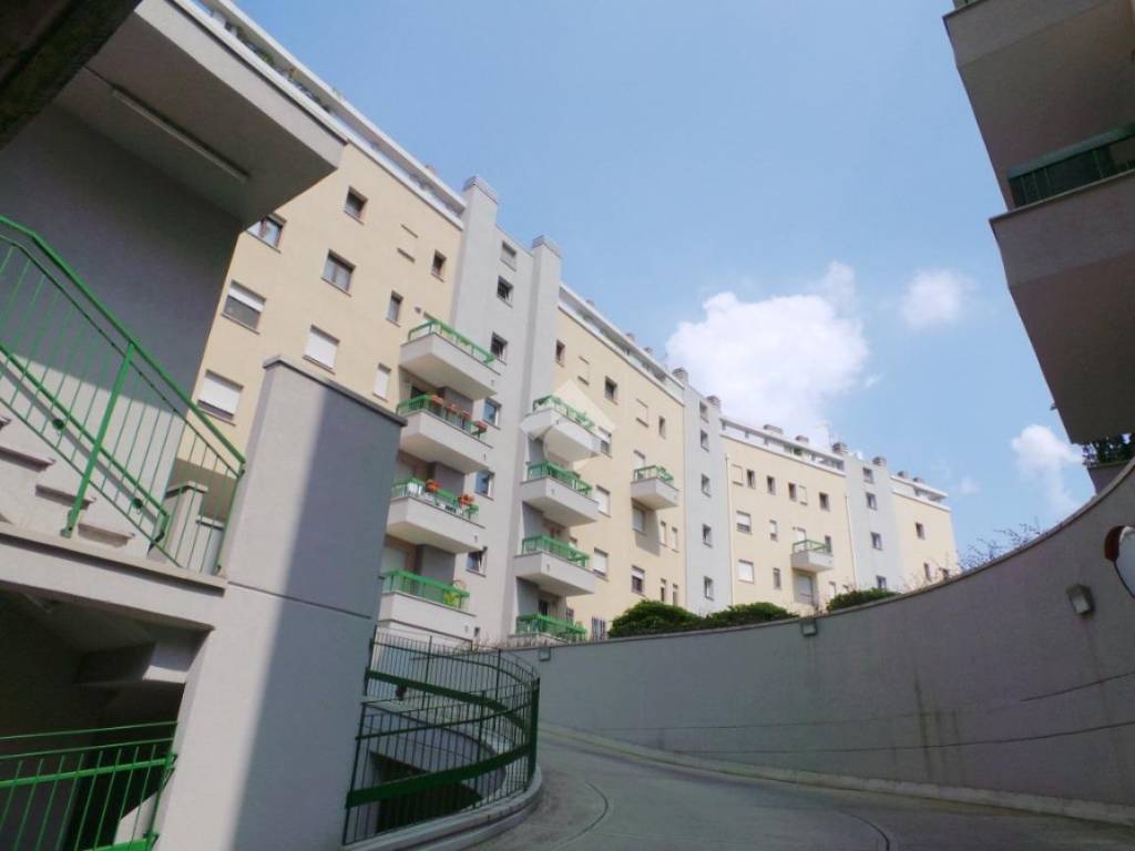 appartamento in vendita a Milano in zona Baggio