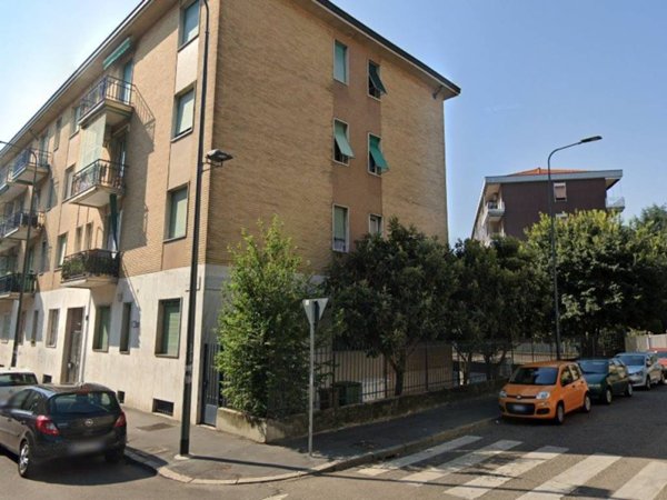 negozio in vendita a Milano in zona Baggio