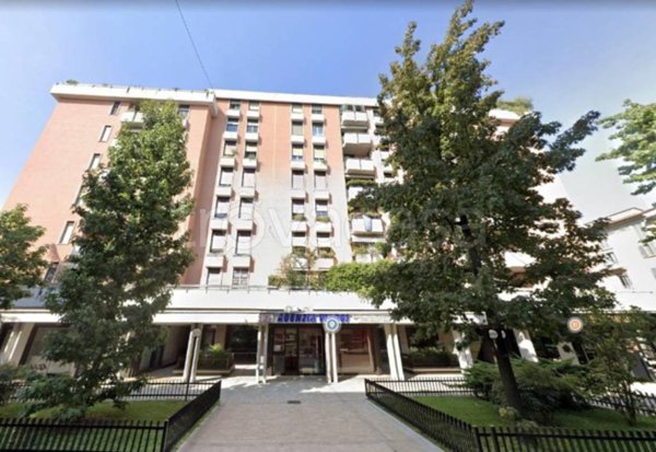 locale commerciale in vendita a Milano in zona Porta Nuova