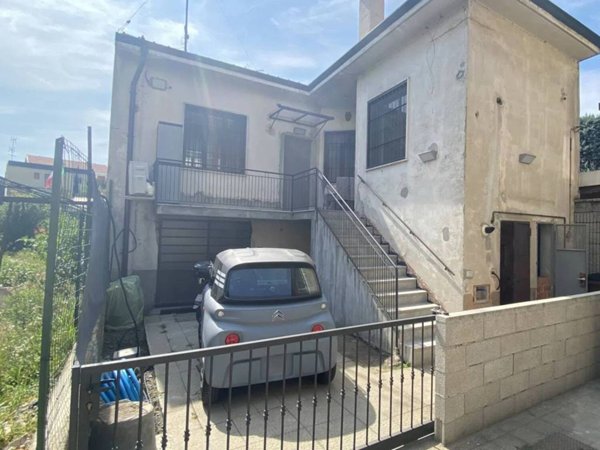 casa indipendente in vendita a Milano in zona Baggio