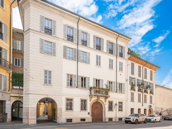 appartamento in vendita a Milano in zona Sant'Ambrogio