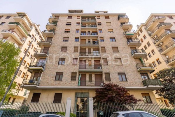 appartamento in vendita a Milano in zona Lorenteggio