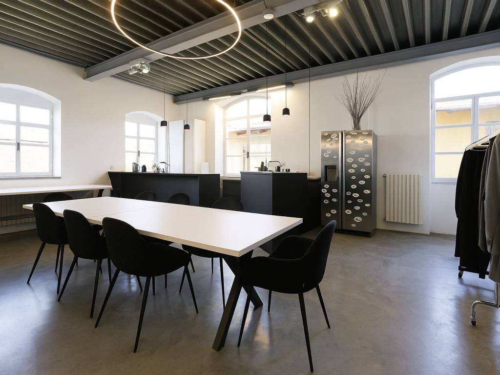 ufficio in vendita a Milano in zona Porta Genova
