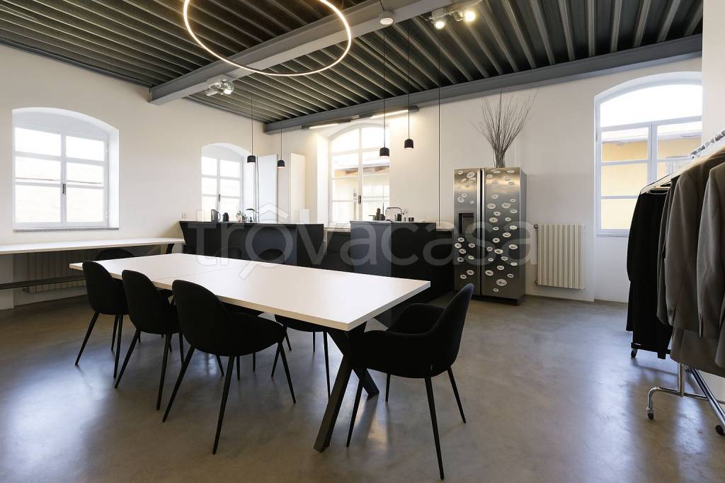 ufficio in vendita a Milano in zona Porta Genova