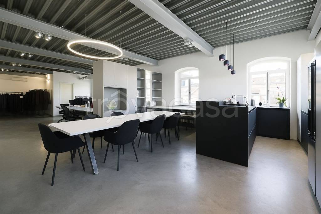 ufficio in vendita a Milano in zona Porta Genova