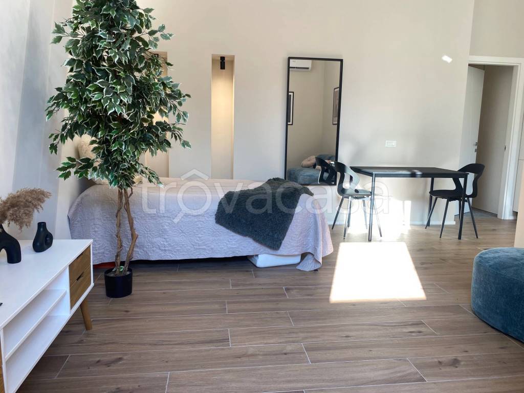 appartamento in vendita a Milano in zona Adriano