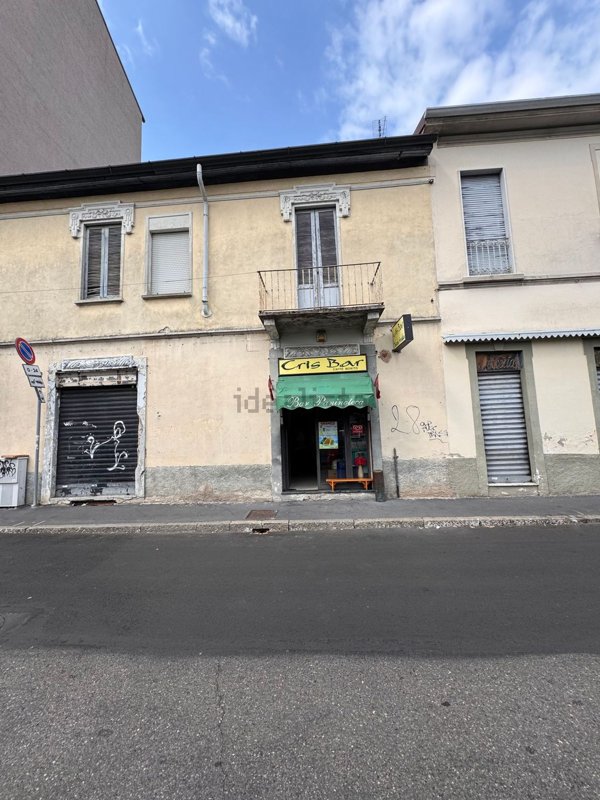 locale commerciale in vendita a Milano in zona Baggio